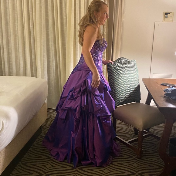 Gorgeous formal gown by DaVinci. - Picture 5 of 7